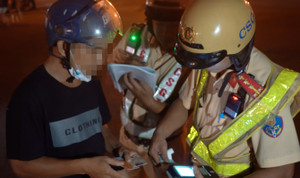 Tài xế vi phạm nồng độ cồn: ‘Ai cũng uống bia, mình uống nước suối ngại lắm’