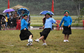 Về miền Soóng Cọ xem các 'chị đẹp' dân tộc Sán Chỉ dầm mưa, mặc váy đá bóng