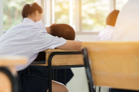 Phụ huynh ngao ngán số bài tập về nhà quá nhiều, con học đến 10h tối không xong