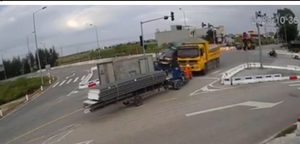 Hai xe tải tông nhau ngay ngã tư, người đi đường may mắn thoát nạn