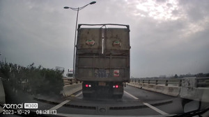 Đang đi thẳng bất ngờ lùi xe, tài xế suýt gây ra tai nạn