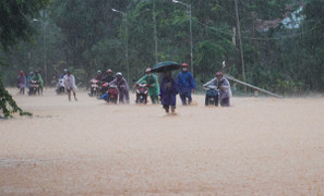 Miền Trung tiếp tục mưa xối xả, nguy cơ lũ quét và sạt lở ở 9 tỉnh