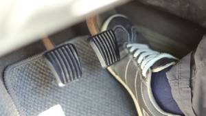 Vì sao bàn đạp phanh ô tô bị tụt thấp?