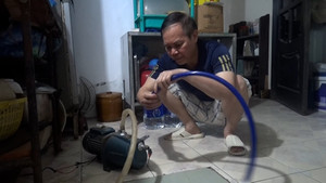 Người dân thức đêm 'canh' nước ở Hà Nội