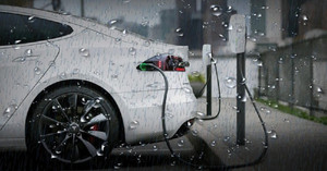 Có thể sạc ô tô điện dưới trời mưa?