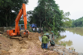 Quân đội ngày đêm ‘vá’ sạt lở cứu bờ sông Ngàn Mọ, Hà Tĩnh