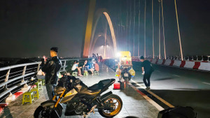 Vừa khánh thành, cầu vòm thép cao nhất Việt Nam bị chiếm dụng bán hàng