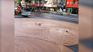 Chất lỏng 'lạ' phun trào lên mặt đường, người dân choáng váng