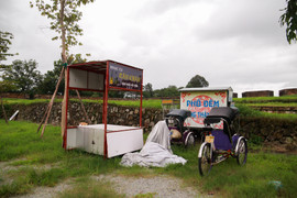 Những quầy bán hàng di động bỏ không nằm ngổn ngang trong Kinh thành Huế 