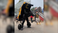 Ô tô đồ chơi biến thành robot Transformers ngoài đời thực