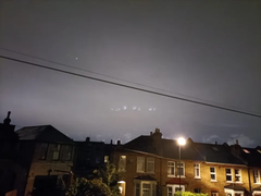 'Binh đoàn' UFO trình diễn trên bầu trời thủ đô Vương quốc Anh