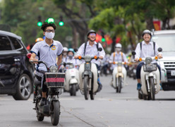 Học sinh THCS tại Nam Định không được tự đi xe máy điện đến trường