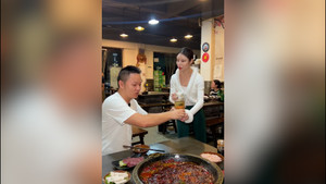  Chủ nhà hàng đóng giả robot phục vụ khách 