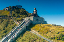 Phật tử về đỉnh thiêng Fansipan dự lễ vía Quán Thế Âm xuất gia