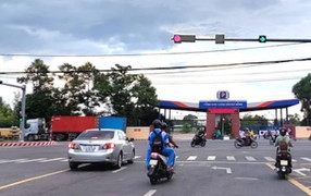 Dừng đèn đỏ sai làn đường phạt bao nhiêu tiền?