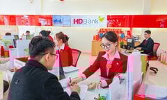 Khách hàng phấn khởi nhận thưởng hàng trăm triệu đồng khi gửi tiết kiệm HDBank