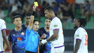 Lộ diện cầu thủ đầu tiên bị phạt nguội ở V-League 2023/2024