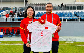 Xúc động tình thầy trò trên chiếc áo kín chữ tri ân HLV Mai Đức Chung