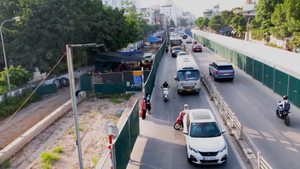 Núp lùm như rình trộm để chờ xe buýt ở Hà Nội