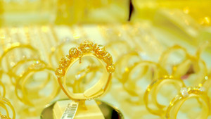 Giá vàng hôm nay 3/11: Thế giới tăng, trong nước giảm