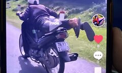 3 thanh niên 'làm xiếc' trên đèo Violak