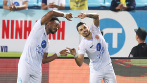 Thắng ngược CLB TP.HCM, Nam Định vững ngôi đầu bảng V.League