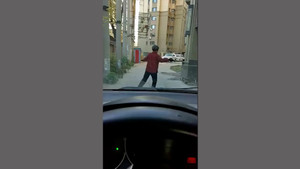 Người phụ nữ chặn xe để tập thái cực quyền