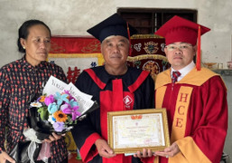 Ba thay con trai đã mất nhận bằng tốt nghiệp xuất sắc