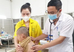 Chơi đá bóng ở sân bẩn, bé trai sốc nhiễm khuẩn nặng