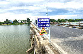 Cận cảnh cầu Câu Lâu ở Quảng Nam hư hỏng, ô tô vẫn bất chấp qua lại