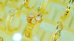 Giá vàng hôm nay 4/11: Vàng trong nước giảm sâu