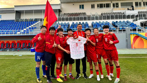 Học trò quay video đặc biệt, mang dừa sáp, súp lươn tri ân HLV Mai Đức Chung