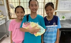 Ba học sinh ‘nhặt được’ bé gái 2 ngày tuổi