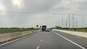 2 ô tô chèn ép nhau trên đường như phim hành động