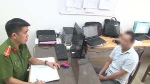 Nhờ kẻ lạ mặt rút hộ tiền trong thẻ ATM, người đàn ông bị trộm tài sản