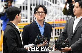 G-Dragon (Big Bang) cười khẩy khi trình diện tại Sở Cảnh sát