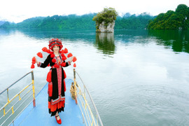 Á hậu doanh nhân Lê Thị Khánh Vân hóa thân thành cô gái Dao đỏ trong bộ ảnh mới