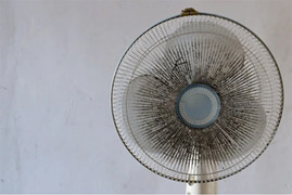 Tại sao quạt điện bám bụi rất nhanh sau một thời gian sử dụng