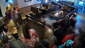 Chú nai lao vào nhà hàng, thực khách náo loạn bỏ chạy 