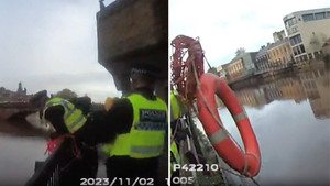 Người đàn ông rơi xuống sông, đám đông tụ tập xem, chụp ảnh nhưng không cứu