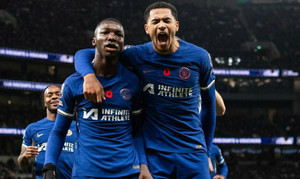 Nhận 2 thẻ đỏ, Tottenham thua sốc Chelsea