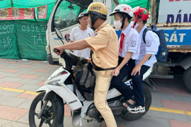 CSGT chở 2 học sinh tới trường vì tài xế vi phạm nồng độ cồn