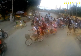 Chủ động dừng xe nhường đường, tài xế ô tô nhận 'cơn mưa' lời khen