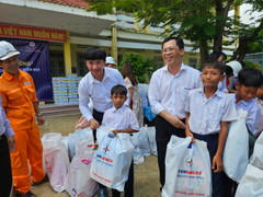 Tặng quà tiếp sức đến trường cho học sinh vùng cao