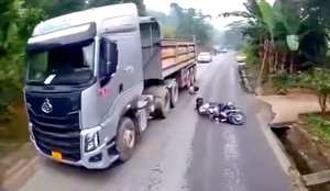 Vượt ẩu tại khúc cua, 2 người đi xe máy thoát chết trong gang tấc 