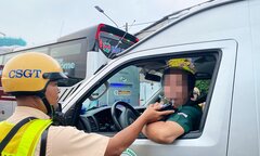 CSGT TP.HCM đo nồng độ cồn ở Bến xe Miền Tây lúc sáng sớm
