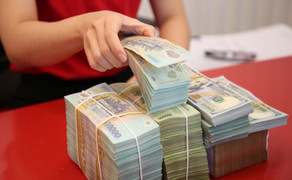 Sau nhiều ngày bất động, lãi suất tiền gửi ngân hàng tiếp tục giảm