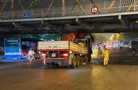 Hà Nội: Xe cẩu tông dầm cầu Long Biên