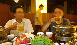 Vợ cấm chồng ra ngoài ăn nhậu có bị phạt?