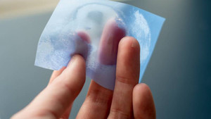 Sử dụng giấy thấm dầu có khiến da mặt bị khô?